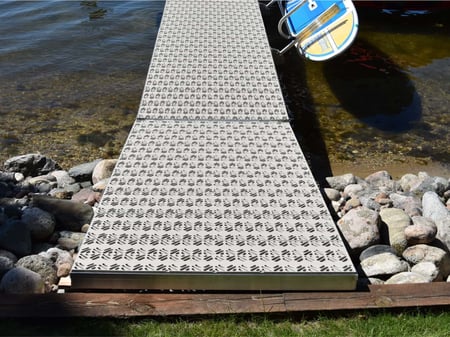dock-with-kayaks-800x600